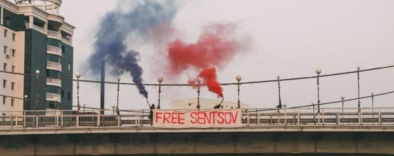 В РФ задержали Pussy Riot после акции в поддержку Сенцова