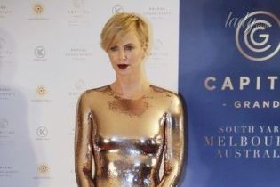 Именинница дня: 10 эффектных образов Шарлиз Терон