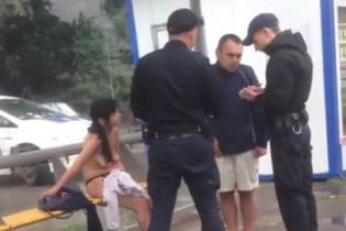 У Львові поліція заскочила парочку, яка посеред дня займалася сексом на автобусній зупинці
