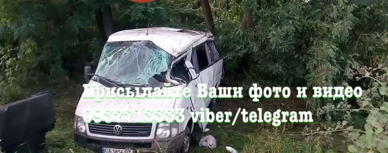 Під Києвом на Житомирській трасі мікроавтобус із пасажирами злетів у кювет, постраждали 8 осіб