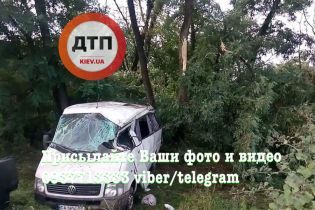 Під Києвом на Житомирській трасі мікроавтобус із пасажирами злетів у кювет, постраждали 8 осіб