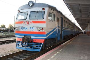 У Києві 50 людей в масках і з битками зупинили електричку й розмалювали її