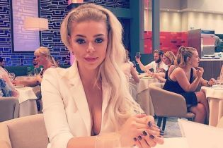 Каннские каникулы: 22-летняя Алина Гросу в бикини сверкнула пышным бюстом