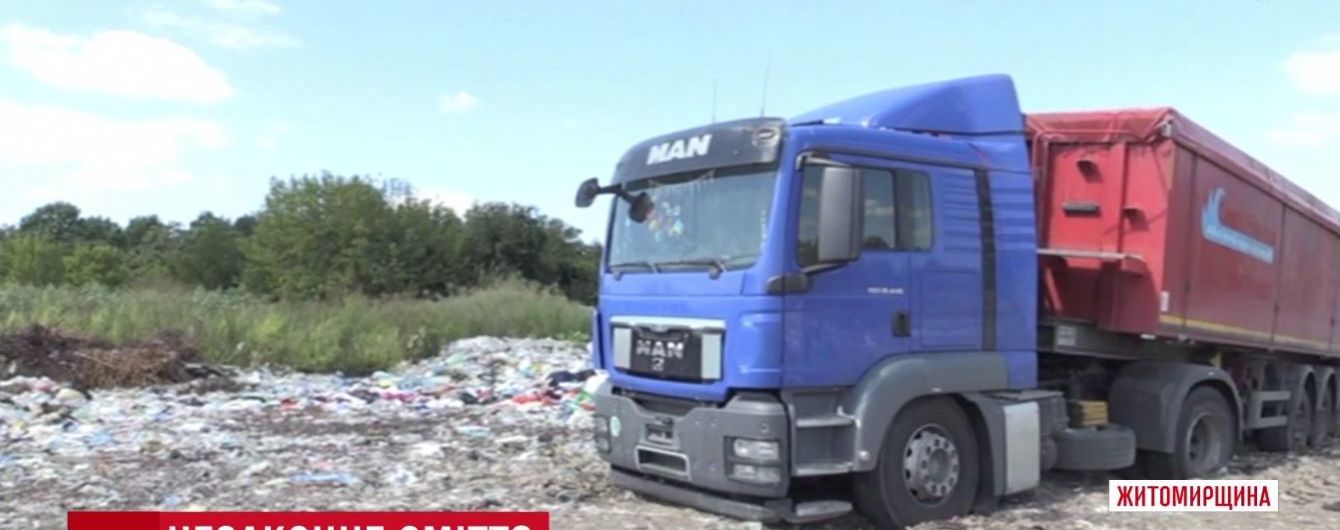 На Житомирщині селяни захопили вантажівку зі львівським сміттям