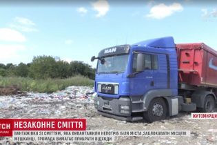 На Житомирщині селяни захопили вантажівку зі львівським сміттям