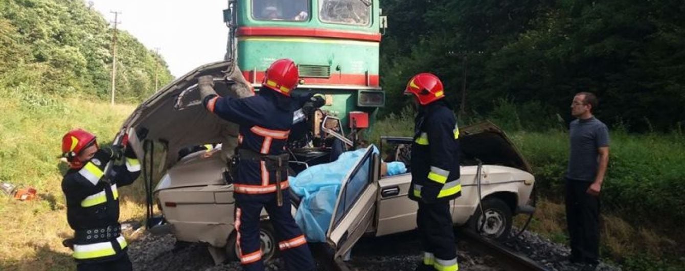 Смерть родини під потягом на Прикарпатті: свідки розповіли про дивні маневри авто на переїзді