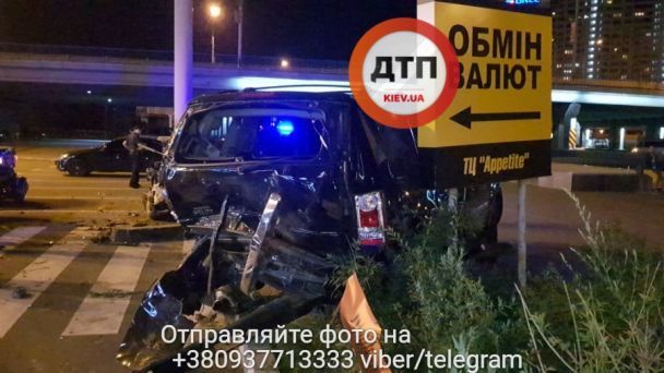 Mazda вилетіла з дороги на парковку — й пошкодила три автівки