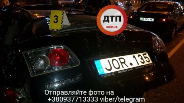 Mazda вилетіла з дороги на парковку — й пошкодила три автівки