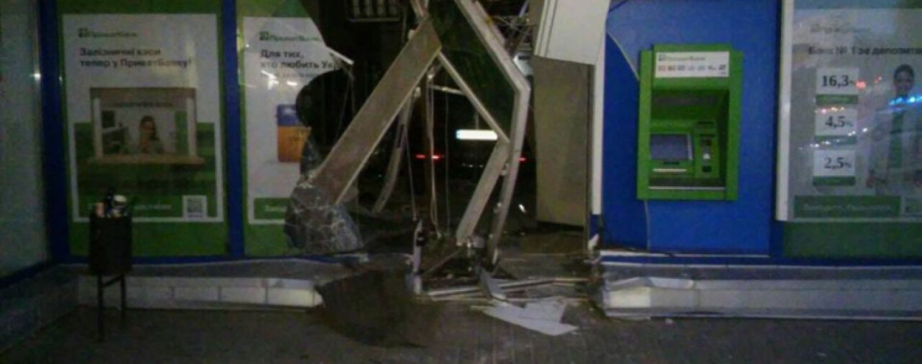 В Харькове водитель на полной скорости внезапно влетел в банк