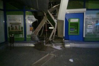 В Харькове водитель на полной скорости внезапно влетел в банк