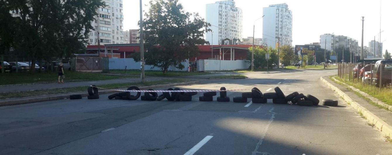 В Киеве протестующие парализовали работу нескольких маршрутов автобусов