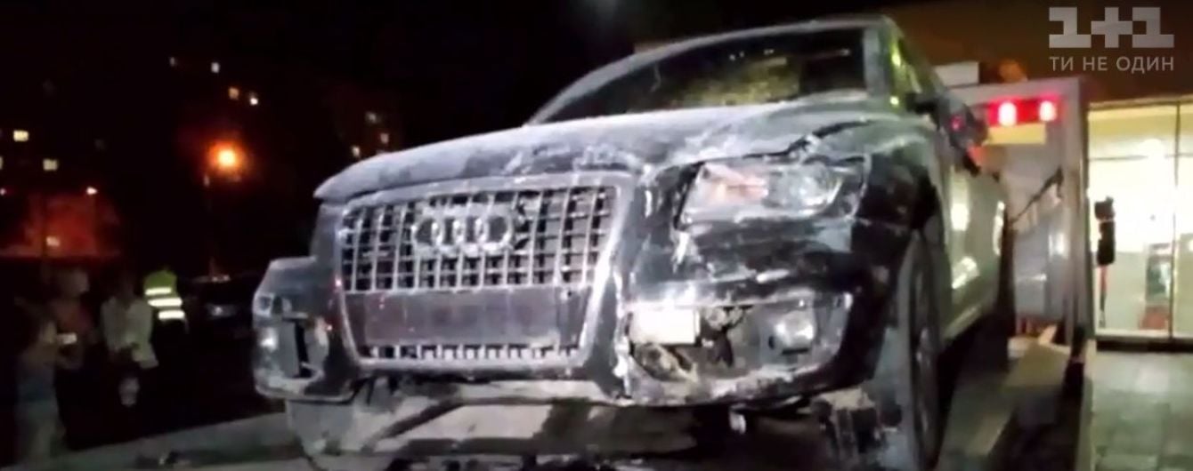 В Харькове вседорожник Audi протаранил отделение банка