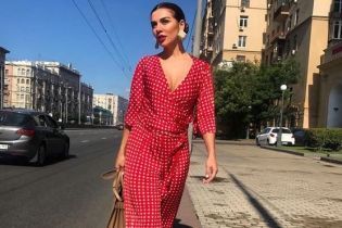В стильном комбинезоне и с ярким макияжем: эффектный образ Анны Седоковой