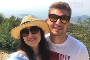Відпочинок триває: Соломія Вітвіцька похизувалася фігурою у купальнику та дизайнерських вбраннях