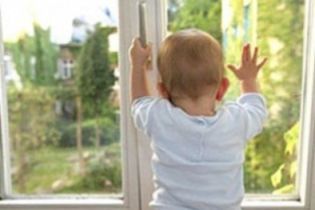 На Донетчине годовалый малыш выпал с 5-го этажа и отделался несколькими царапинами