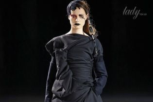 Складки, рюши и драпировки в коллекции Yohji Yamamoto сезона осень-зима 2017-2018