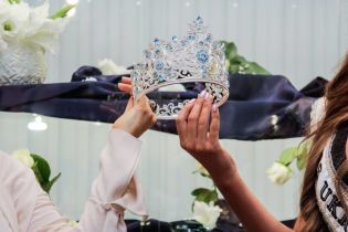 Новою "Міс Україна Всесвіт" стала дівчина, яка заспівала гімн українською та англійською мовами