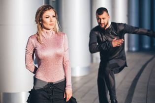 В брюках со шнуровкой и на шпильках: Алена Омаргалиева в новом клипе