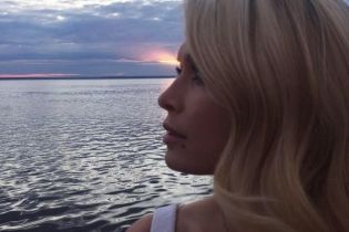 Звезды на отдыхе: Вера Брежнева поделилась пляжным фото