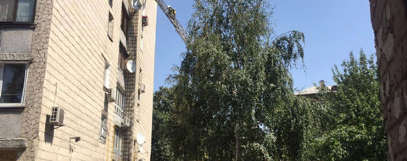 В Киеве во время пожара в доме с седьмого этажа выбросился мужчина