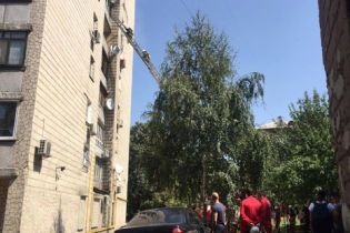 В Киеве во время пожара в доме с седьмого этажа выбросился мужчина