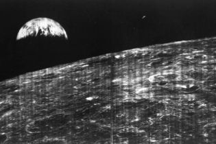 NASA представило перше фото Землі з Місяця 50-річної давнини