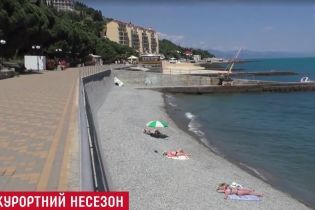 Порожні пляжі та критика від росіян: у Криму в розпал курортного сезону згадують про Україну