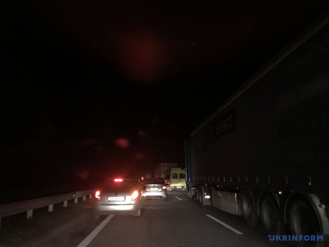 Уночі сотні автомобілів застрягли на трасі Київ-Чоп _1