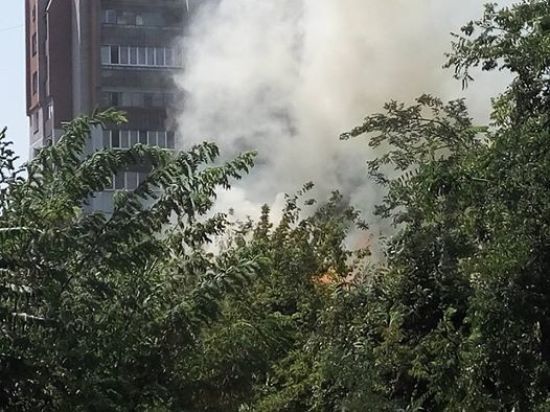 У Миколаєві масштабно спалахнув будинок: рятувальникам понад годину не вдається приборкати полум'я