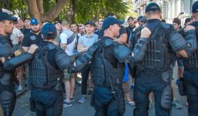 В Одесі гомофоби не змогли побити учасників "Маршу рівності", тож розтрощили будмайданчик