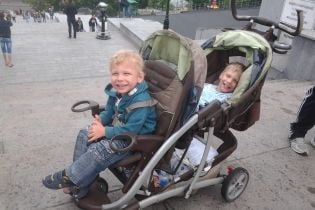 Двійнята Микита і Давид потребують допомоги небайдужих