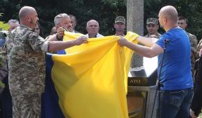 Меч, який пронизує Росію. У Києві встановили пам'ятник героям АТО