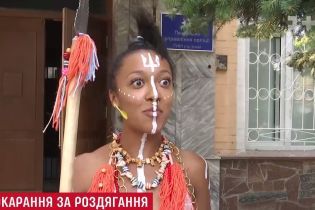 Колоритная "дикарка" из Femen получила второе подозрение за обнаженный перфоманс перед Порошенко и Лукашенко
