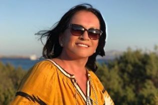 Помолоділа Софія Ротару похизувалася сукнею-вишиванкою за 49 тисяч гривень