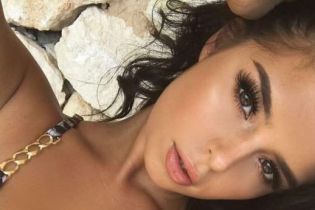 Сексапильная Деми Роуз в купальнике с фруктовым принтом показала пышные ягодицы