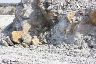 На Сумщині водій на УАЗі злетів із дороги у 20-метровий кар'єр