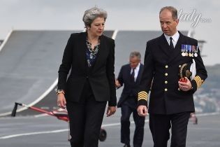 Обновила гардероб: Тереза Мэй в строгом наряде прибыла на военно-морскую базу