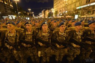 Маршировка сотен военных и Полторак в метро: в Киеве прошла репетиция парада ко Дню Независимости