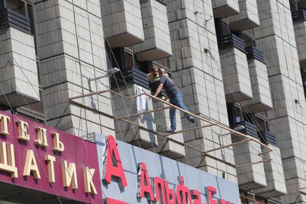 У центрі Києва чоловік погрожує стрибнути з третього поверху готелю