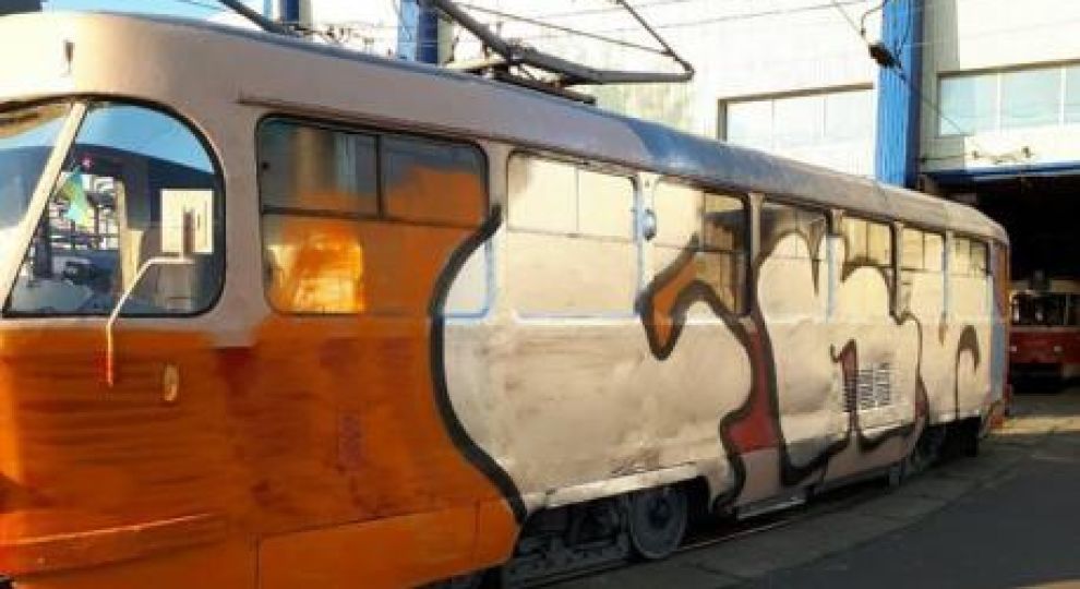 У Києві невідомі у масках зупинили трамвай та розмалювали його разом із водієм