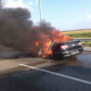 Під Києвом Volkswagen влетів під вантажівку і спалахнув, водій згорів заживо