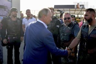 Фото с "Ночными волками" и поездка в Херсонес: Путин и Медведев побывали в оккупированном Крыму