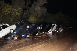 Крим "втопився". Сильні зливи залили міста, а в горах позмивало автівки й склало їх у паровозик