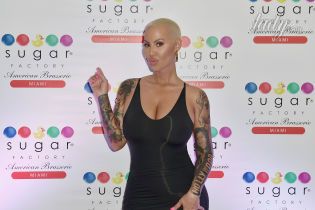Эмбер Роуз подчеркнула пышные формы коктейльным платьем со смелым декольте