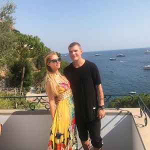 В пестром платье и в обнимку с возлюбленным: Пэрис Хилтон на отдыхе в Италии