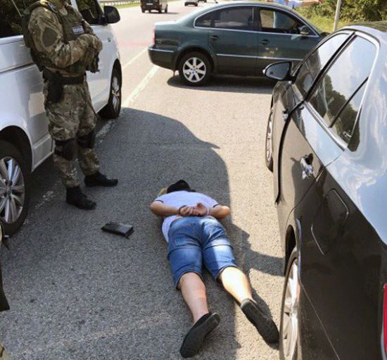 З ручною гранатою, білим порошком і бурштином: на Житомирщині зловили кримінального авторитета