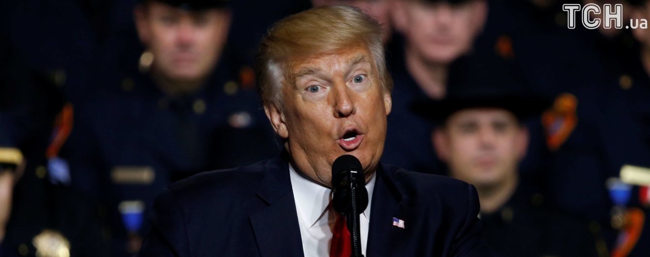Трамп подписал закон о санкциях против России - Bloomberg