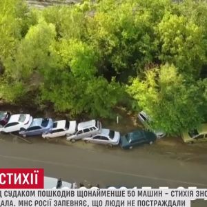 Селевой поток в Крыму сыграл в "домино" десятками авто на трассе под Судаком