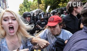 У Бостоні десятки тисяч людей вийшли на протест проти ультраправих, дійшло до сутичок