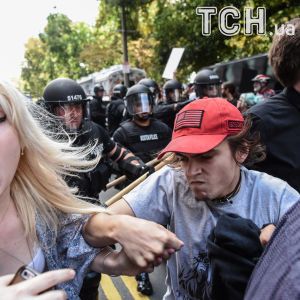 В Бостоне десятки тысяч людей вышли на протест против ультраправых, дошло до столкновений